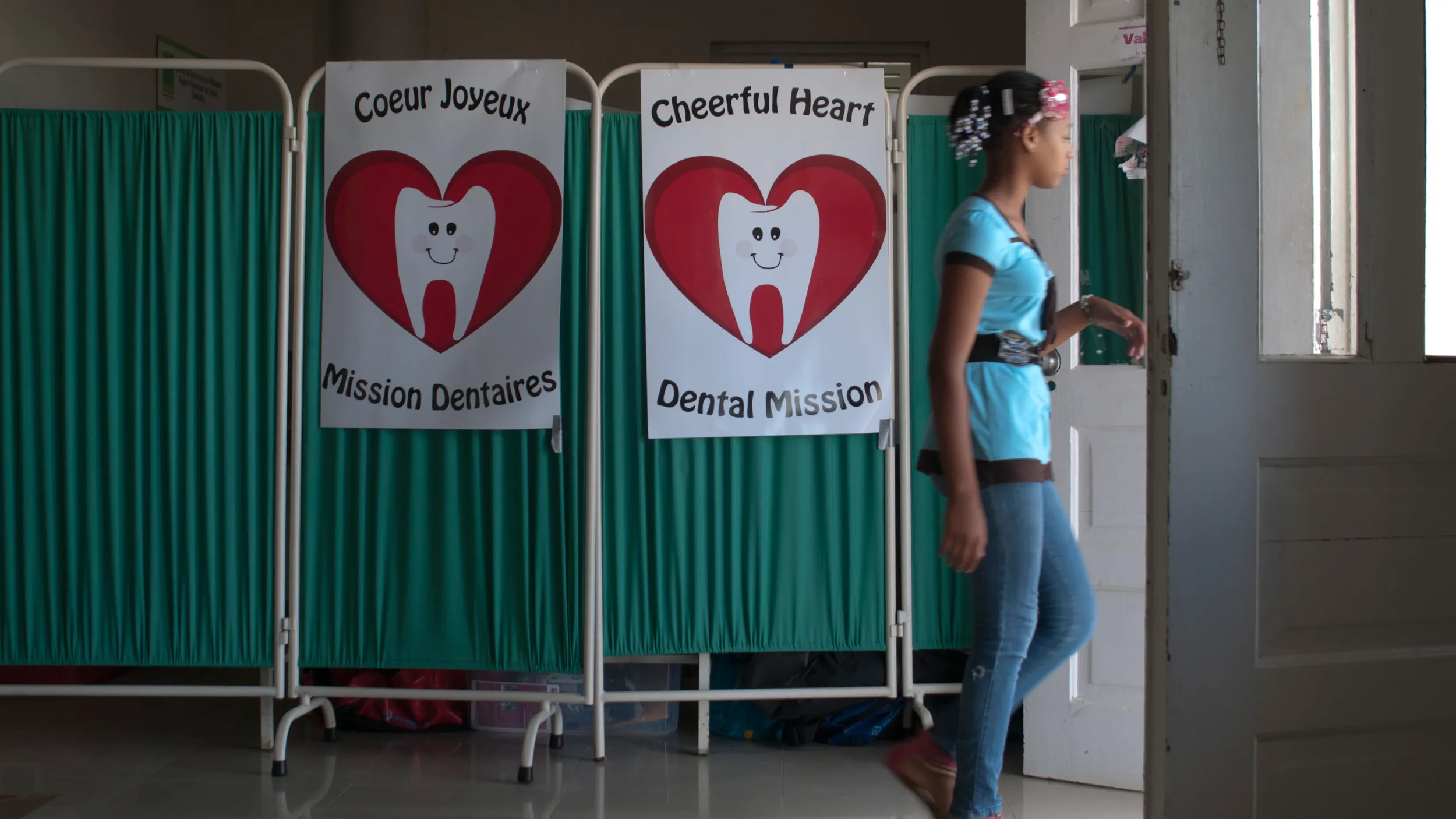 The bilingual Cheerful Heart Dental Mission banner