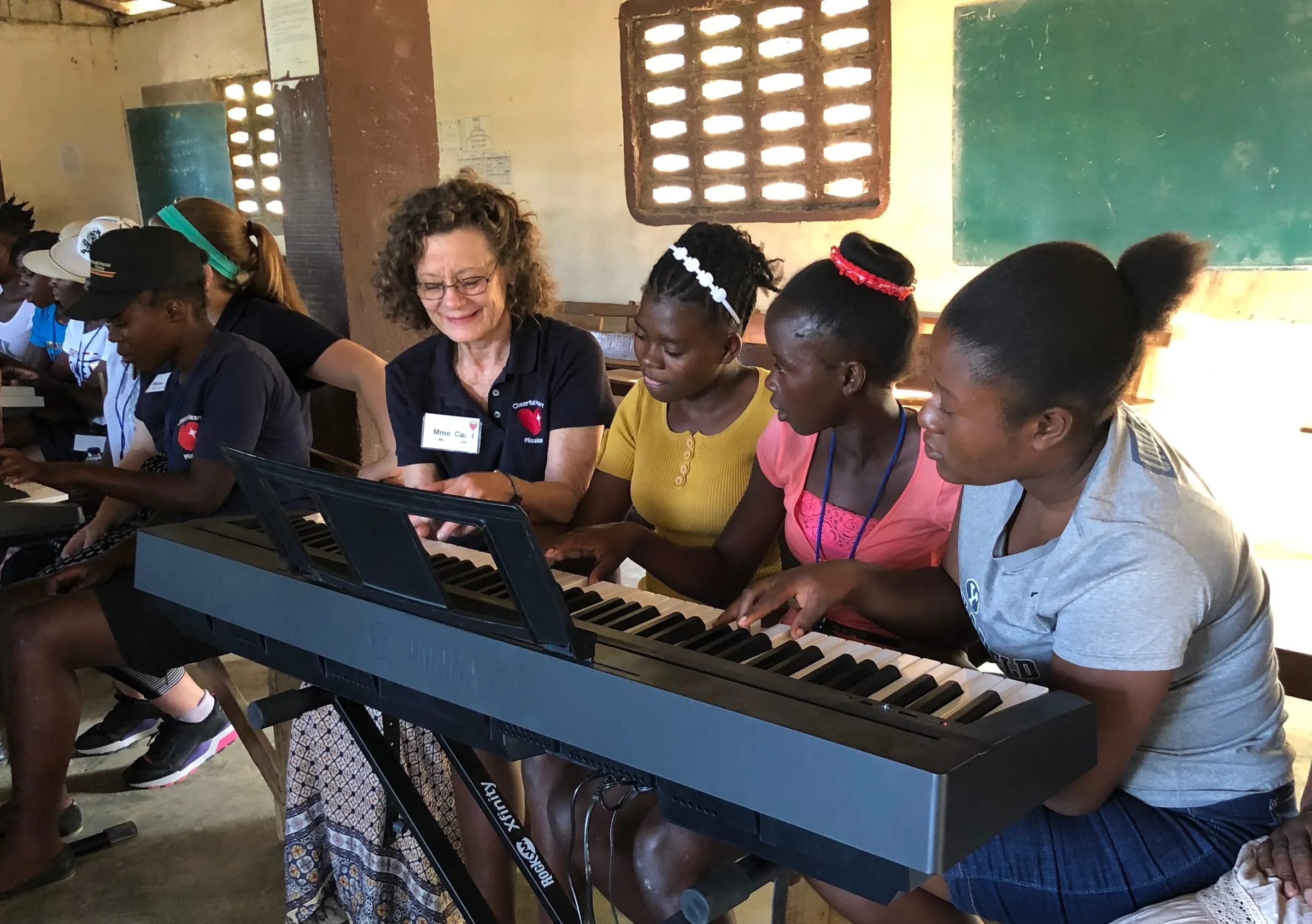 A keyboard lesson with students