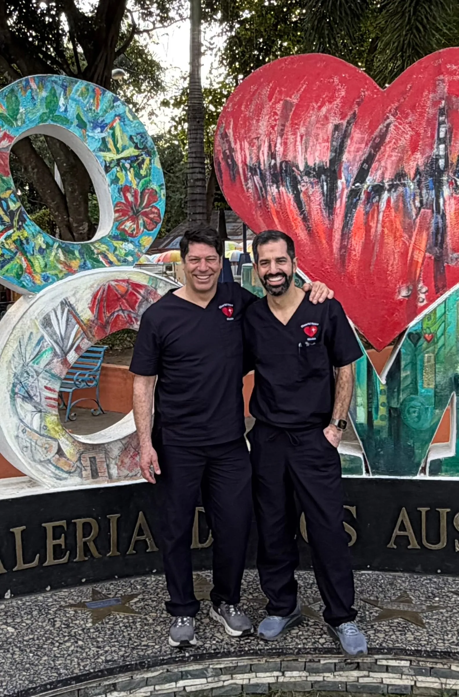 Volunteers at the Corazón Alegre heart mural