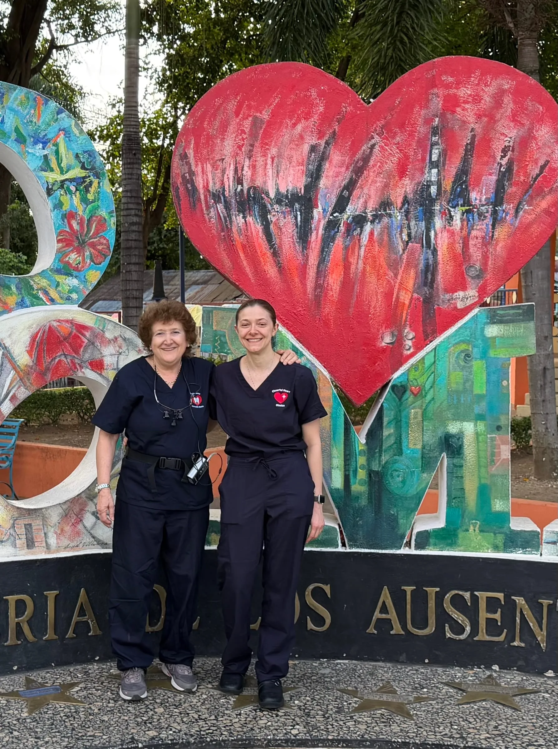 Volunteers at the Corazón Alegre heart mural