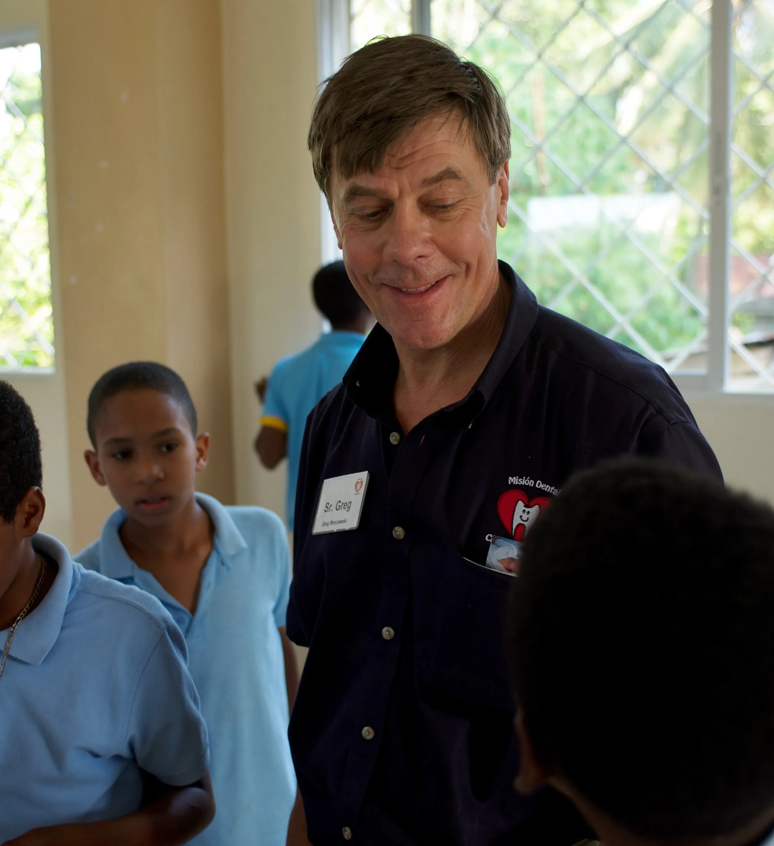 Greg Wroclawski with local students